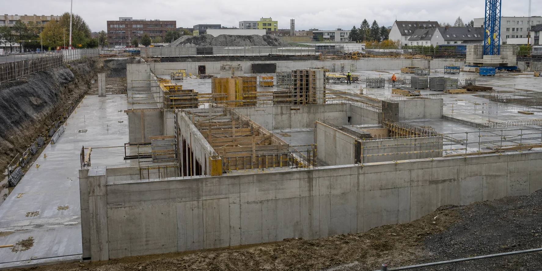 Fondazioni e muri controterra in calcestruzzo in un grande cantiere