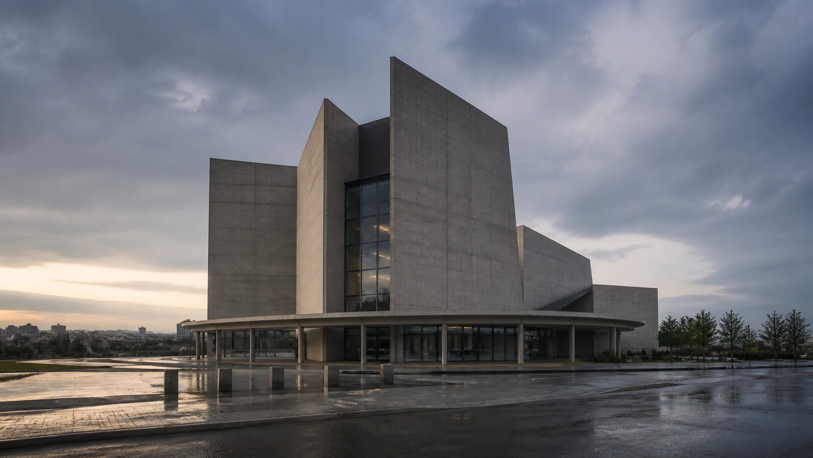 Grande architettura civica in calcestruzzo dopo un temporale